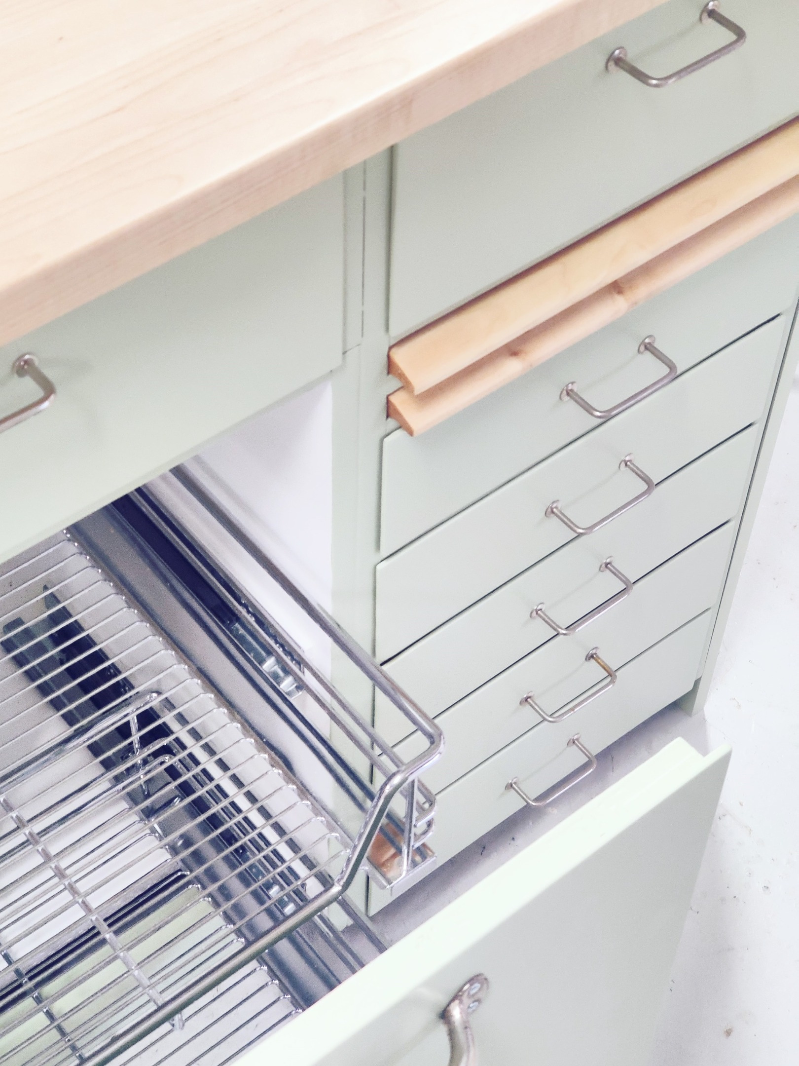 Korotettu sänky vaatetangollisilla vetolaatikoilla ja kirjahyllyllä