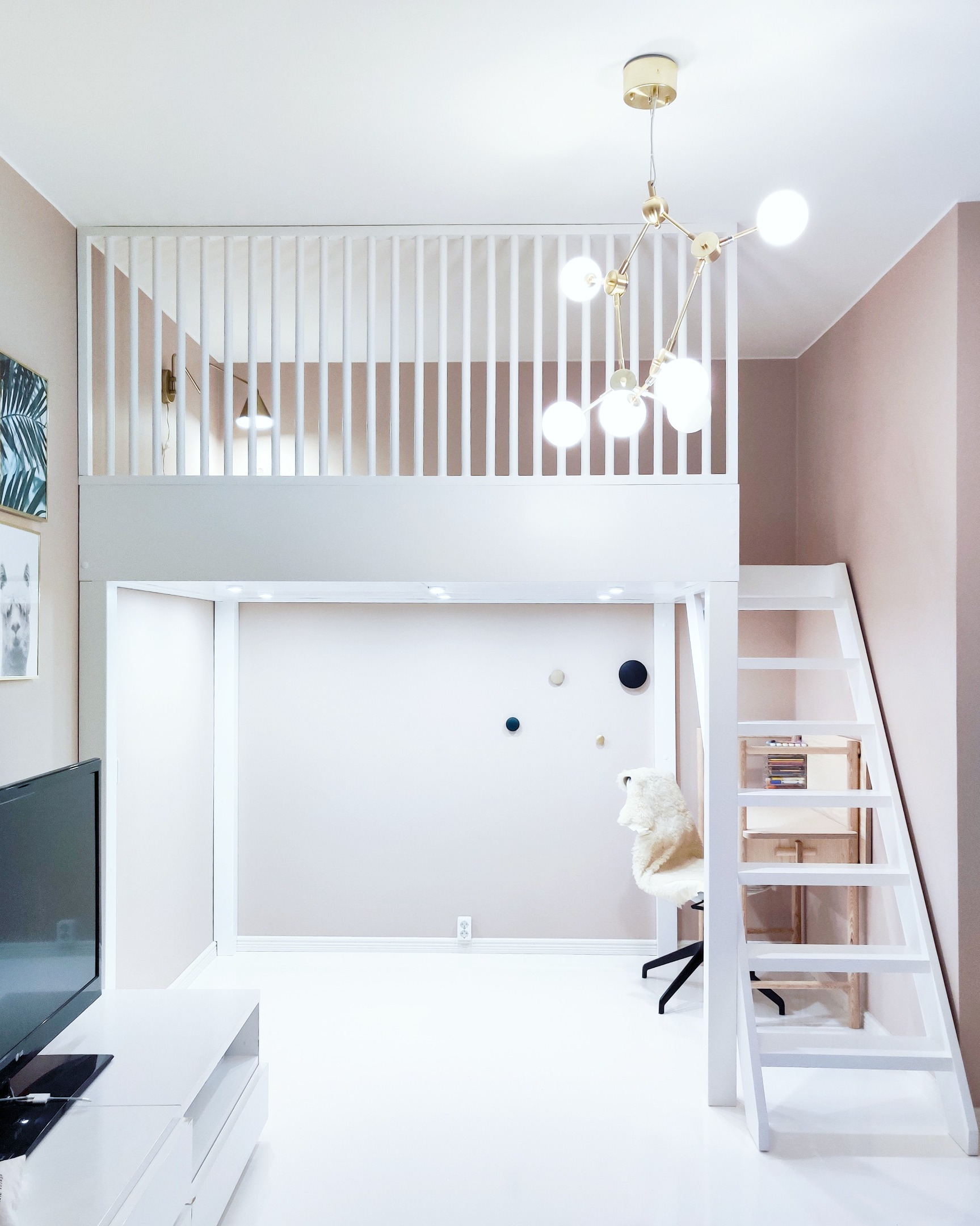 Parvisänky rimaseinällä ja vinotikkailla 