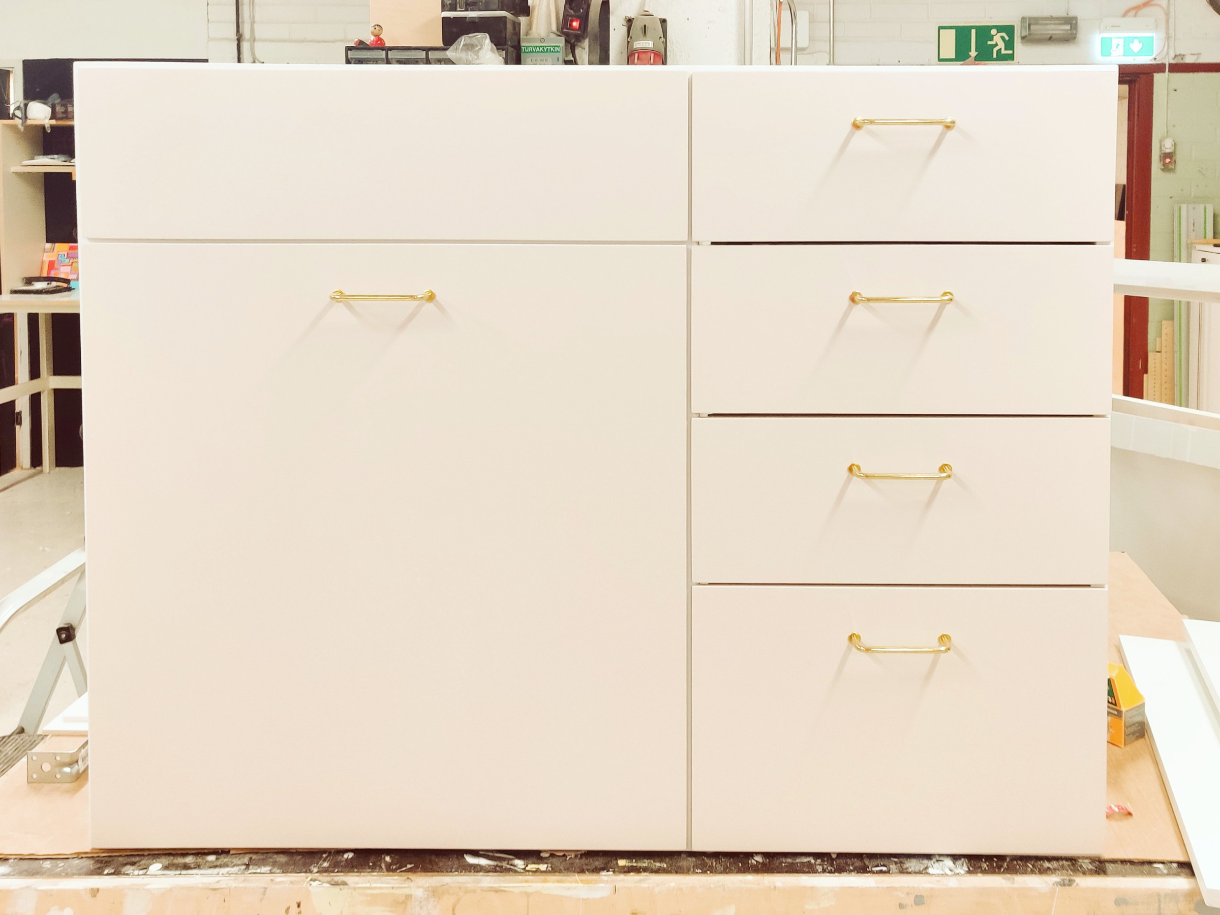 Korotettu sänky jossa kiskolliset vetolaatikot kahdessa kerroksessa