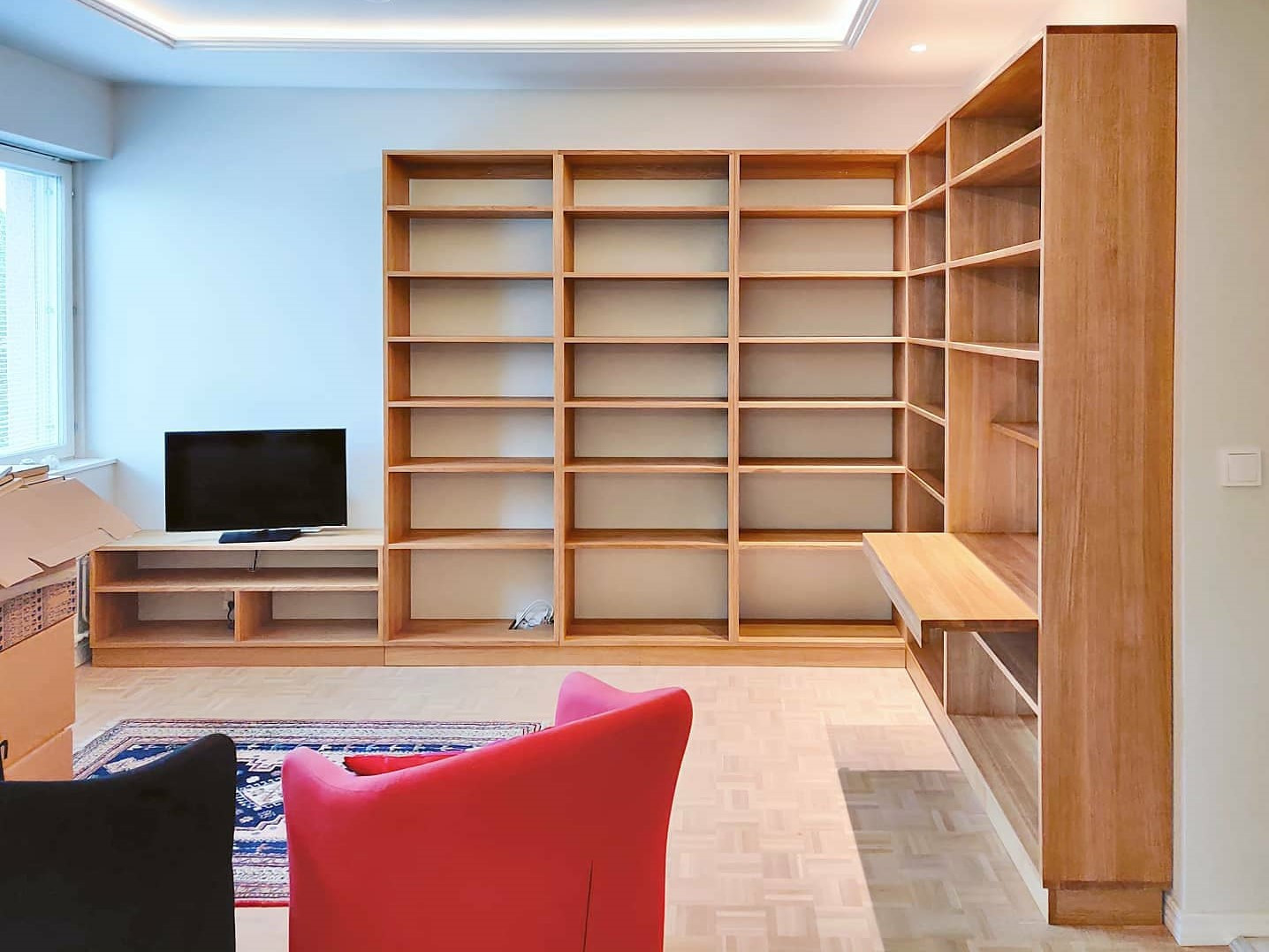 Kirjahylly tammesta. Vasemmassa laidassa tv-taso ja oikeassa päädyssä ulosvedettävä työtaso.