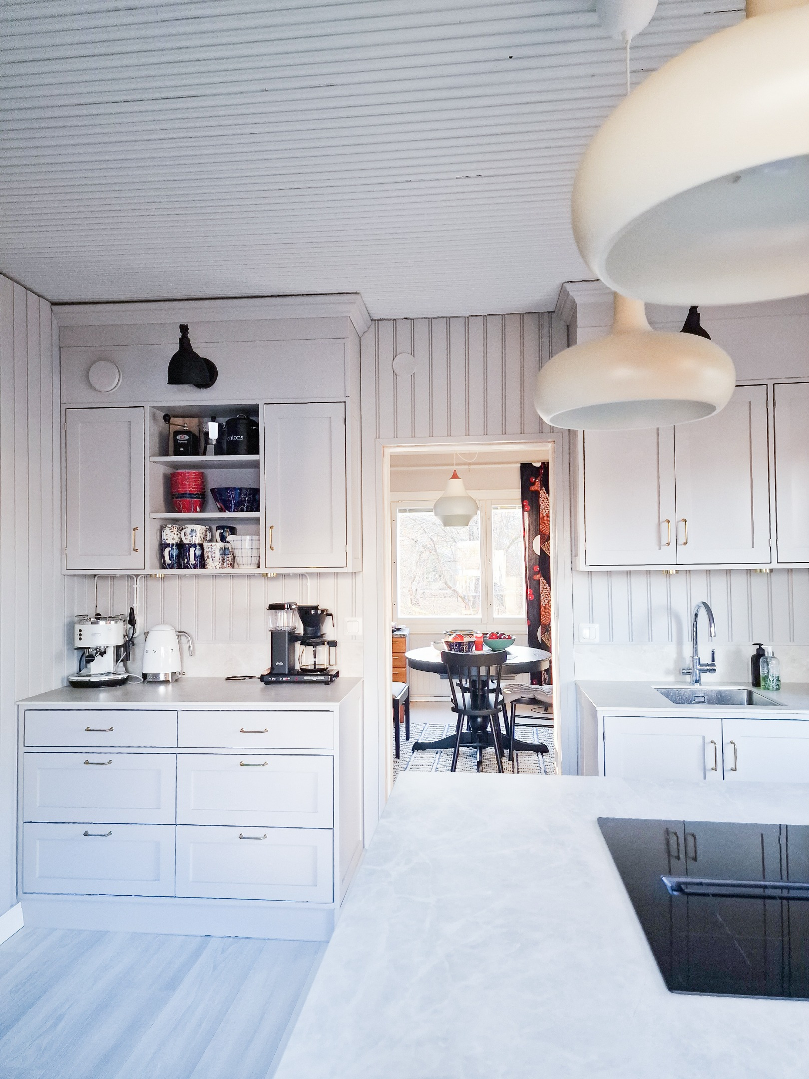 Klassinen keittiö massiivikoivusta ja koivuvanerista valmistettuna.