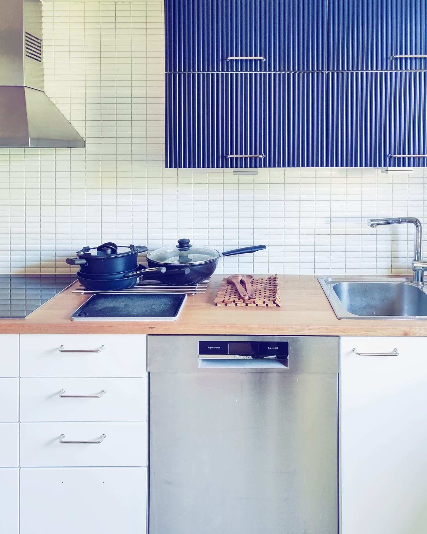 Korotettu sänky, jonka päädyssä vaatekaapit. Edessä liukuovellinen rimaseinä, alla kaksi isoa pyörällistä vetolaatikkoa