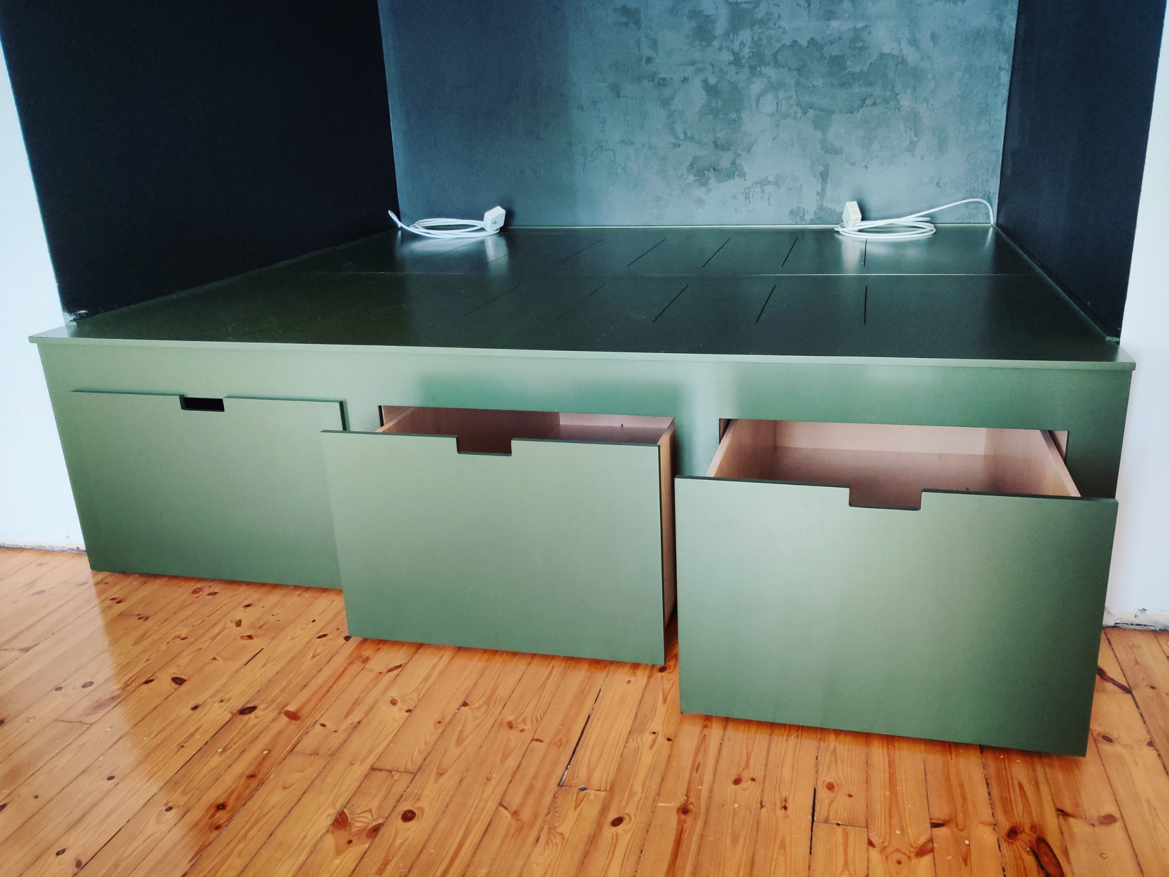 Alkovin korotettu sänky isoilla pyörällisillä laatikoilla