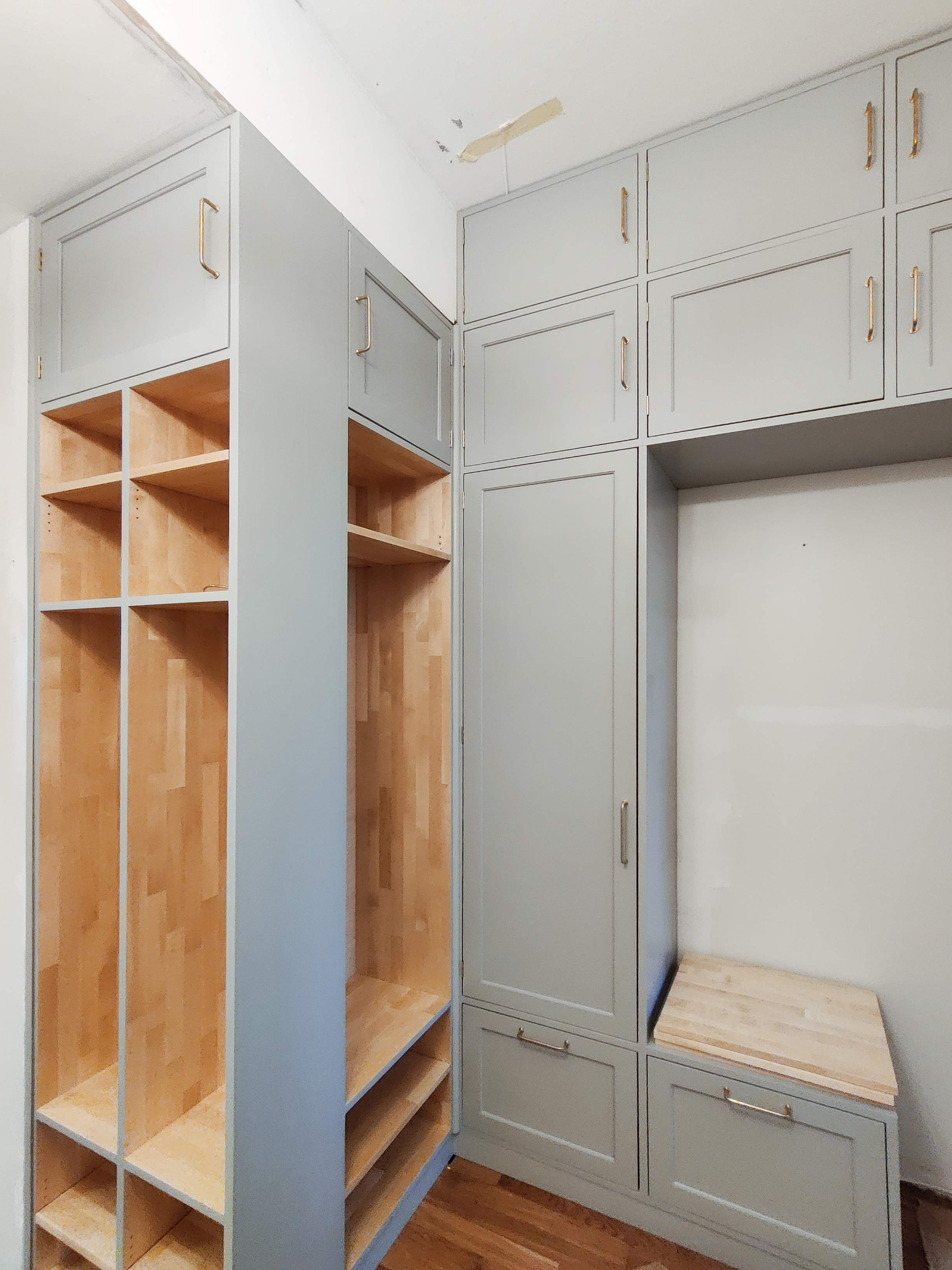 Kirjahylly rappukäytävään alakaapeilla ja vetolaatikoilla. Materiaalina massiivikoivu.