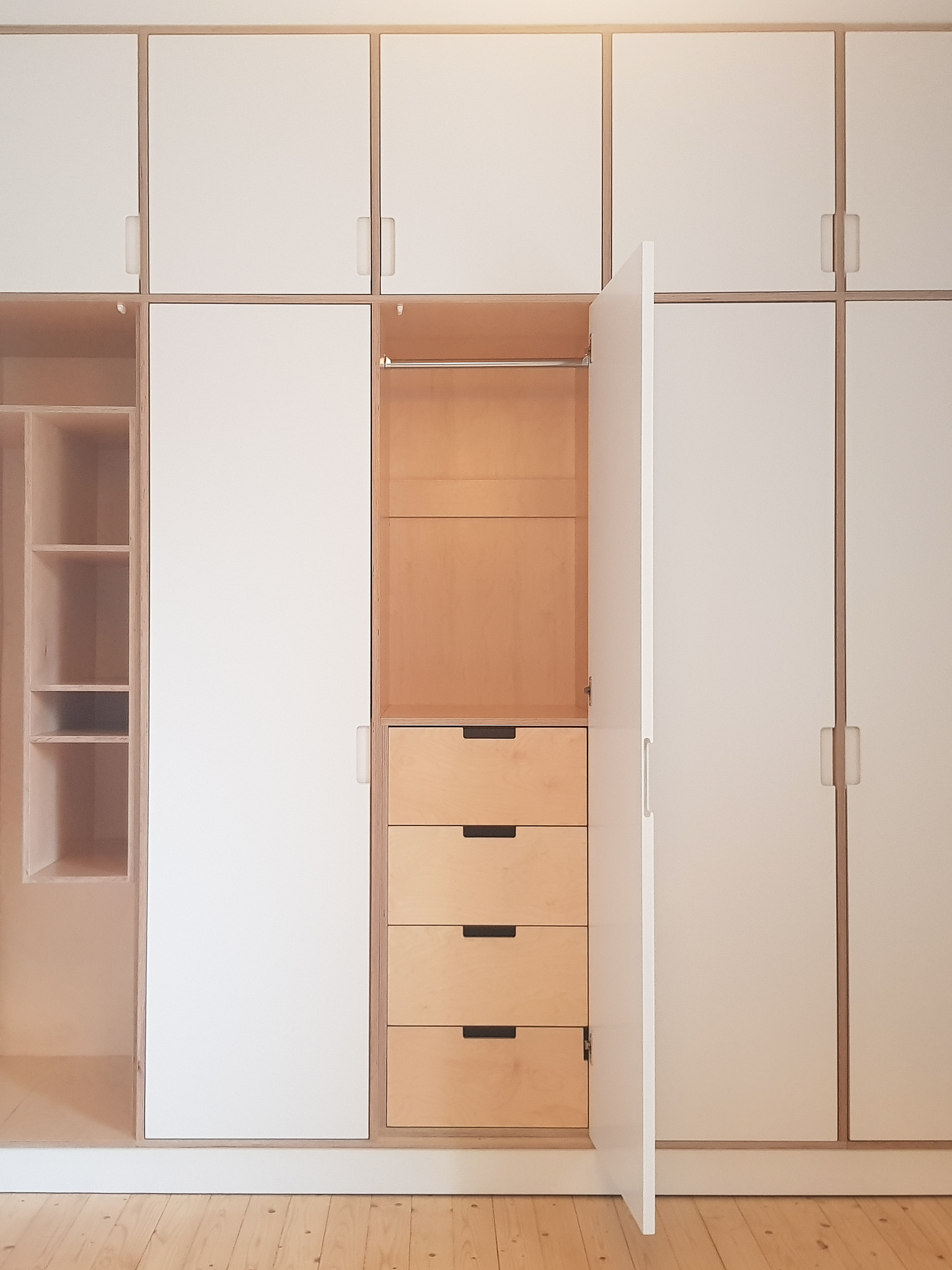 Kirjahylly tammesta, jossa eri levyiset hyllyvälit.