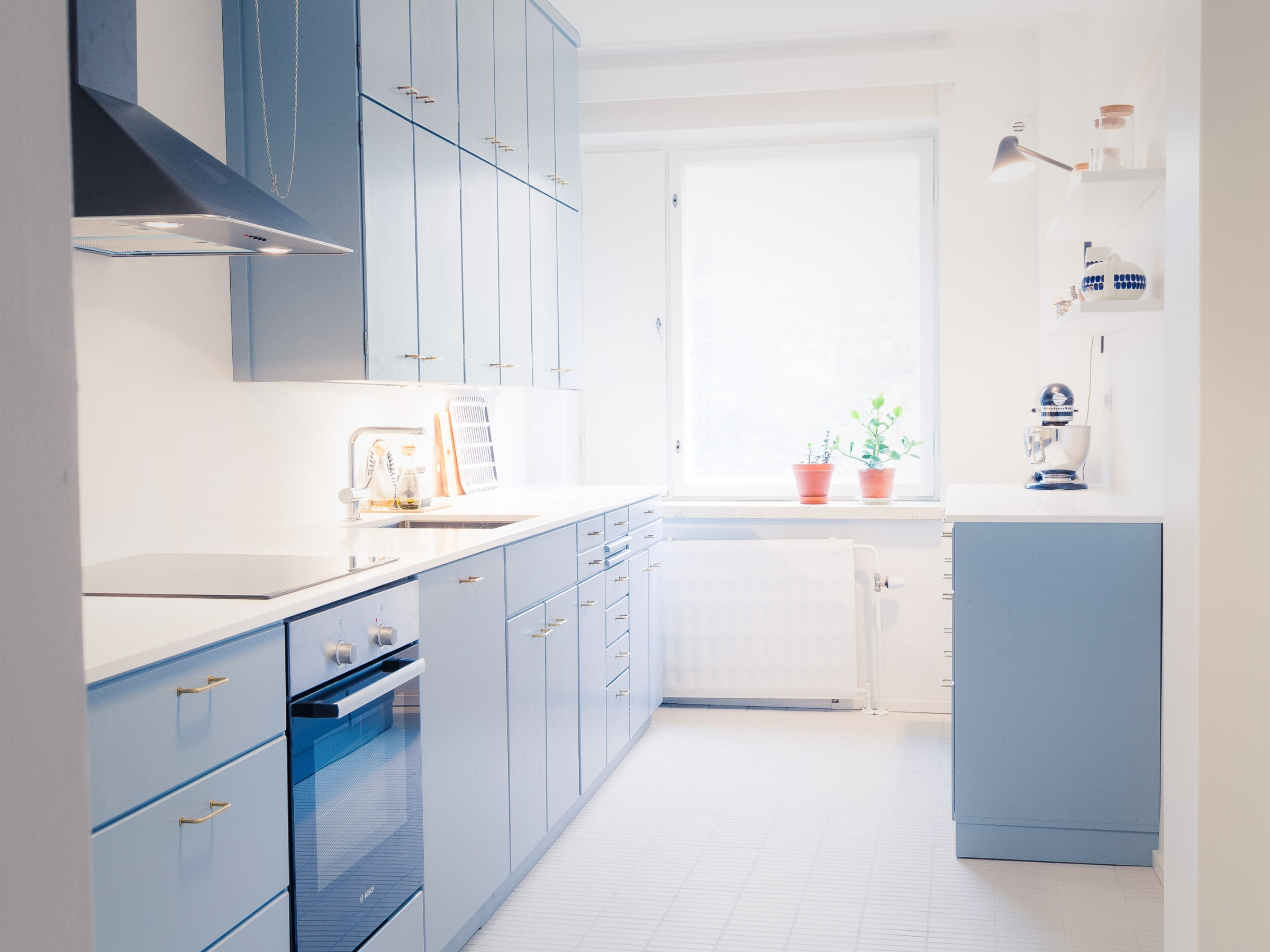 Alkovin korotettu sänky pyörällisillä laatikoilla. Toisessa laatikossa jaot kenkien säilytystä varten.