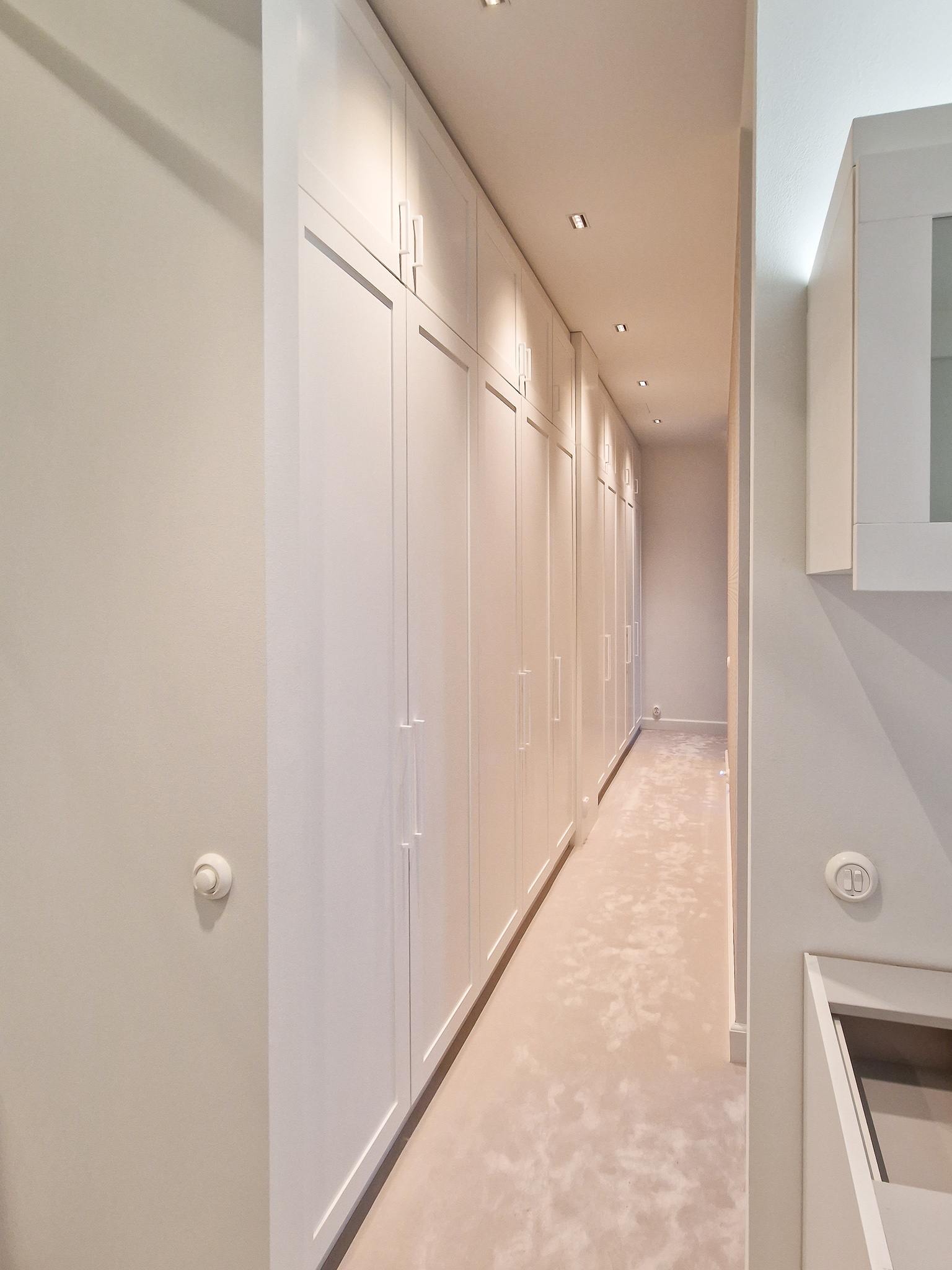 Kirjahylly koivusta. Alla kehysovelliset kaapit, yläosassa kiinteät hyllyt. 