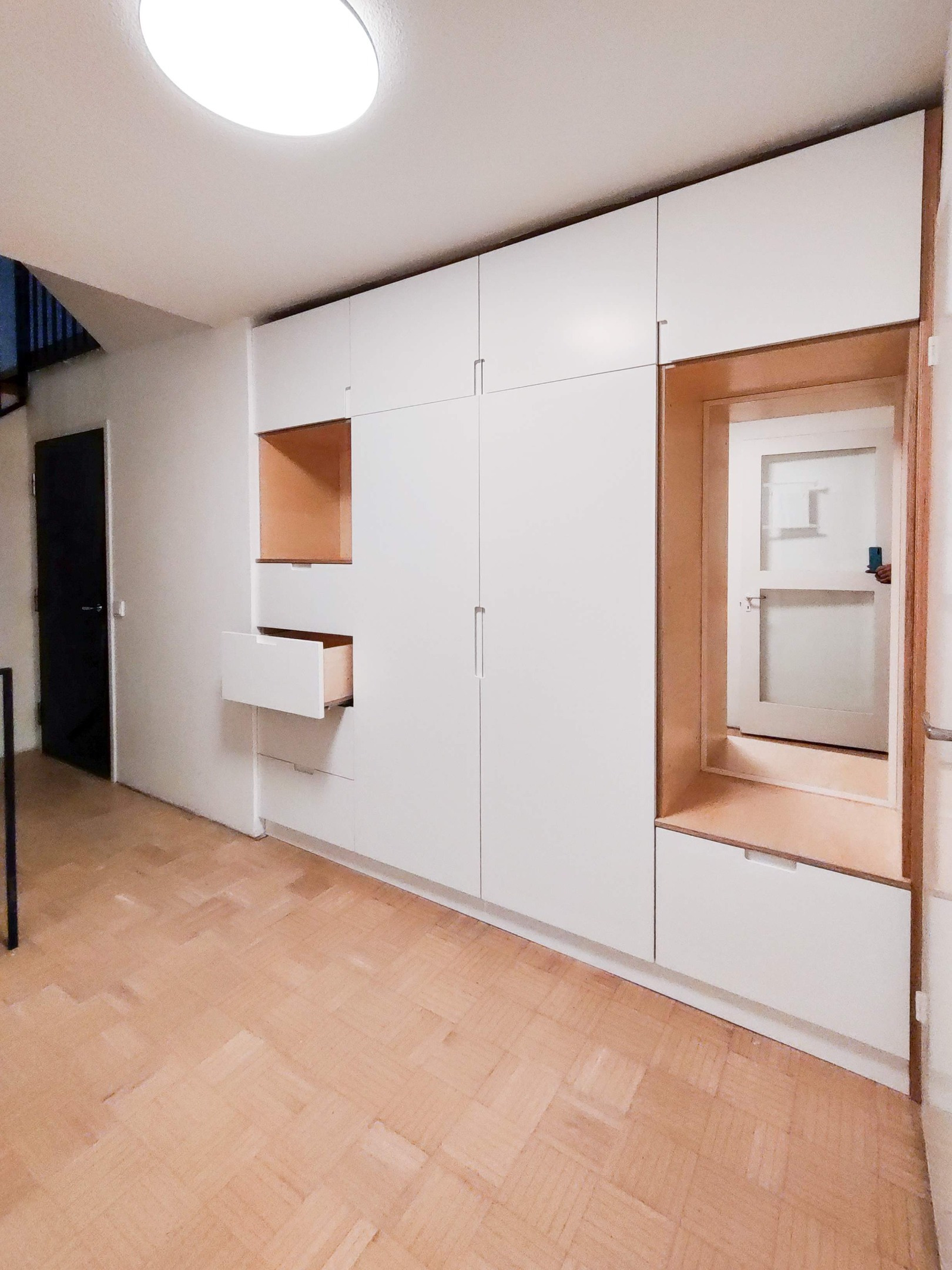 Kirjahylly tammesta. Vasemmassa laidassa tv-taso ja oikeassa päädyssä ulosvedettävä työtaso.